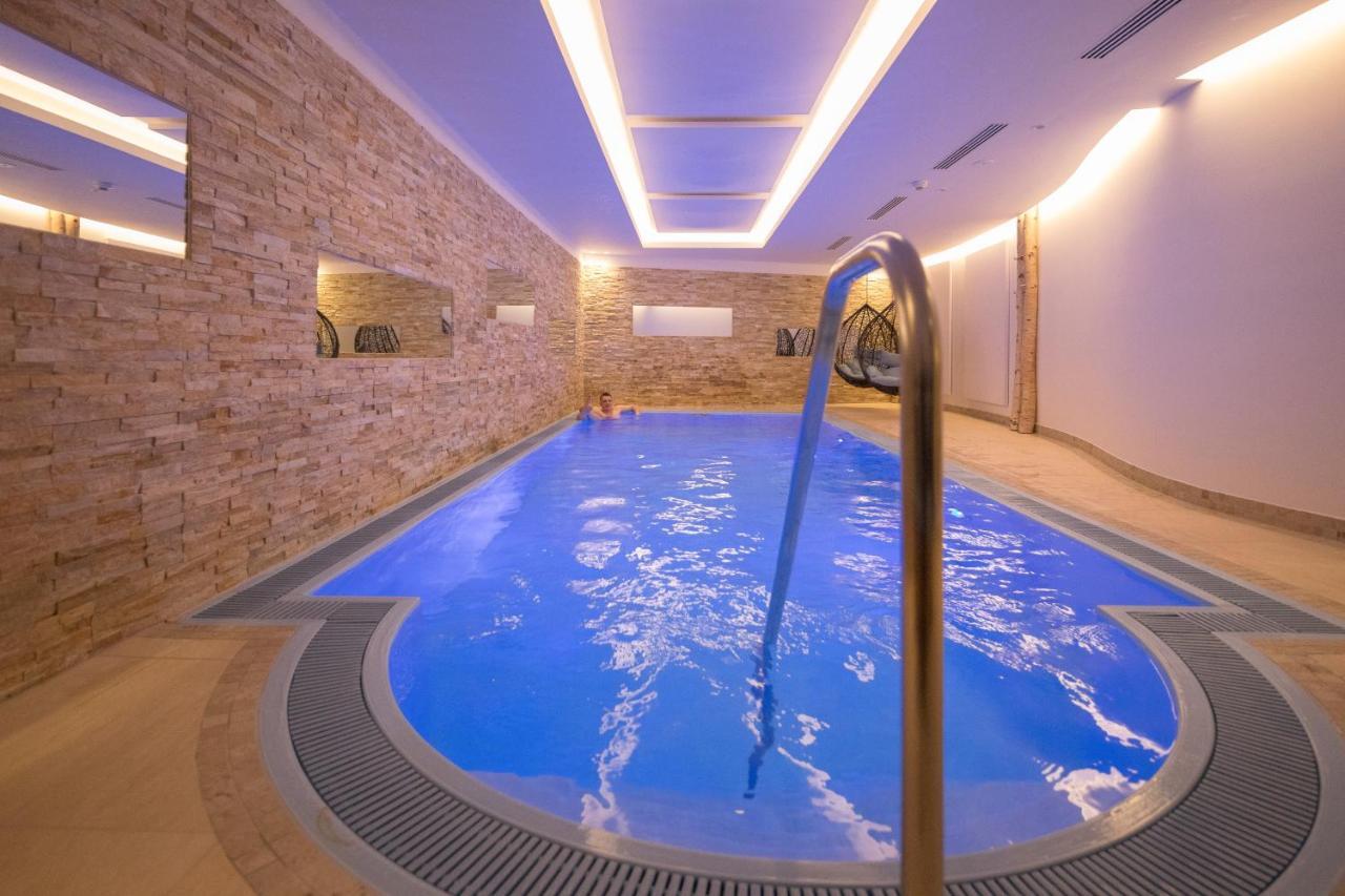 Hotel Albona Nova Zuers ภายนอก รูปภาพ